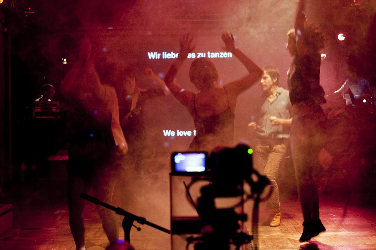 There are a few tickets remaining for Dancing About @HebbelAmUfer 30 + 31.03. Join us as we dance the shame away! hebbel-am-ufer.de/programm/pdeta…