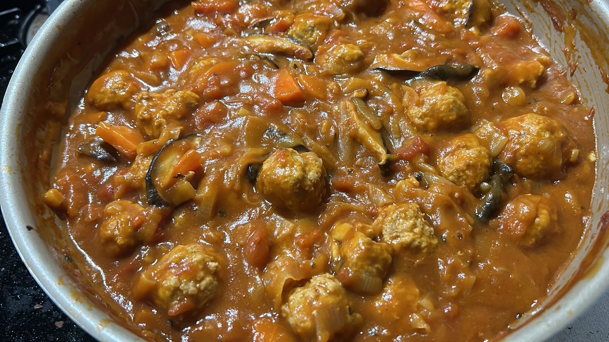 Merci09750554's tweet photo. 娘とトマトカレーを作ったけど、
肉だんごが多過ぎて煮込みハンバーグみたいw🤣
#おうちごはん
#原木椎茸
#hoop_labo https://t.co/ZswLAqlsIH