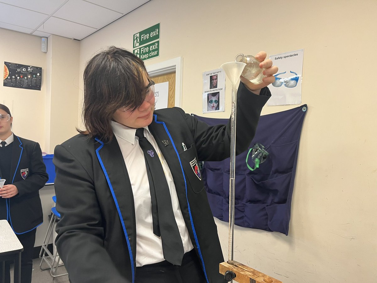 bbs_science's tweet photo. Year 10 students making Ammonium Sulphate crystals with Mr B. #makingfertilisers #fertiliser #chemistry #triplescience #Science https://t.co/ColWsulFLJ