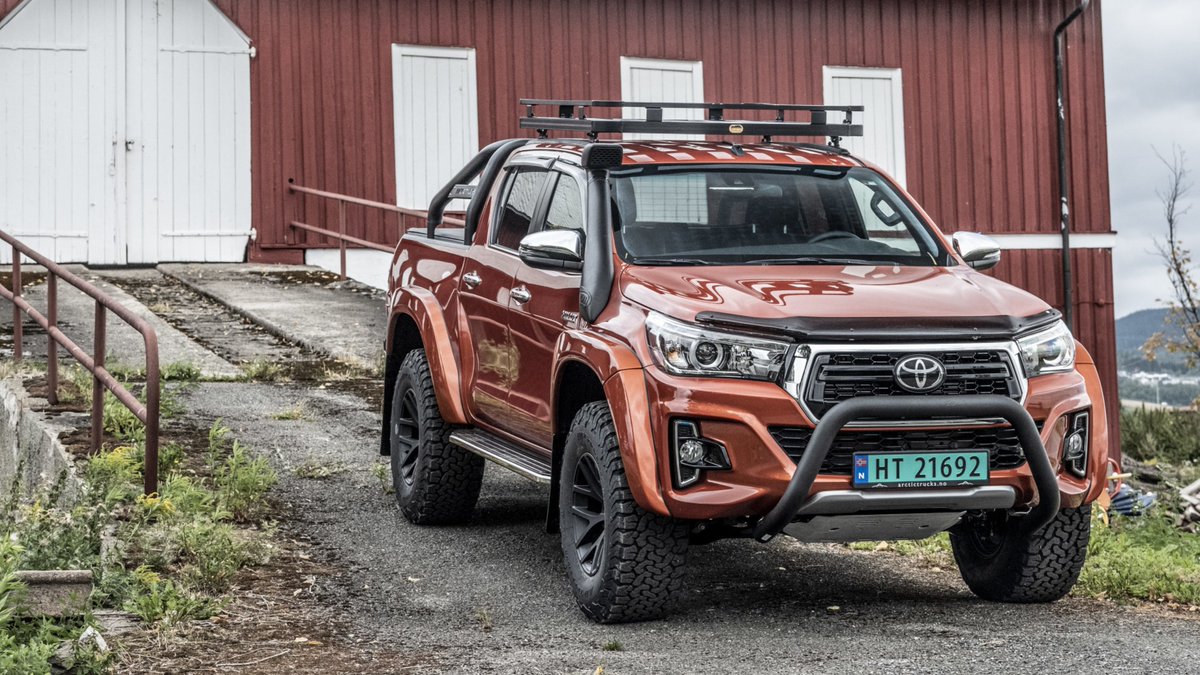 22Gronk's tweet photo. Då har det trukke 100 tusen fra kontoen Men det gjør det jo kvar veka når eg e på radlaren med @Britt_22vera @Brittandersen98 men ja det e ein toyta hilux AT35 og e svært fornøyd har trimma denne og i garasjen og jeg  kjøpte den fullt arctic truck rigga https://t.co/tnIt8rUy28