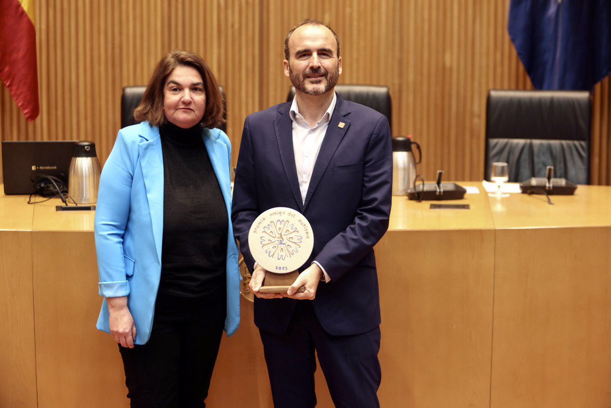 Autismo_Espana's tweet photo. El segundo reconocimiento "Amigo del #autismo 2023” es para @fundacionorange, por su compromiso constante a lo largo de los años con las personas con #autismo y sus familias, con proyectos como la Convocatoria #TICTEA o la campaña de sensibilización #JuntoalAutismo”. https://t.co/PI8piD26Ni