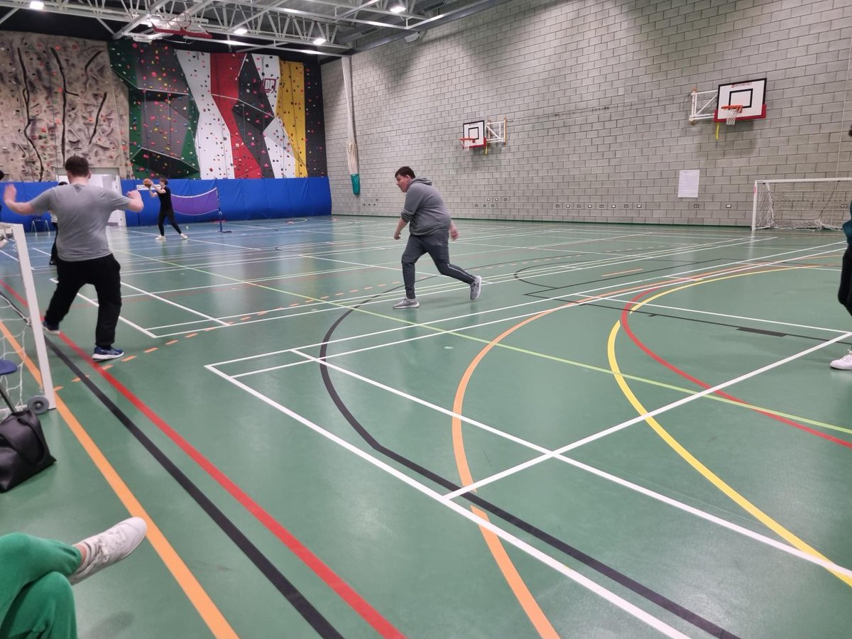 Myfyrwyr Gwasanaeth Cyhoeddus Blwyddyn 1 yn deall y sgiliau sydd eu hangen ar gyfer chwaraeon tîm ac yn cymryd rhan mewn chwaraeon tîm gwahanol.
Year 1 Public Service students understanding the skills required for team sports and taking part various sports.
