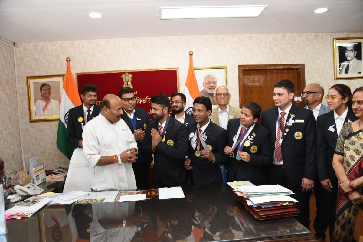 Drvirendrakum13's tweet photo. आज नई दिल्ली के शास्त्री भवन स्थित अपने कार्यालय में दिव्यांगजनों की वैश्विक कौशल प्रतियोगिता के 10वें अंतर्राष्ट्रीय एबिलिंपिक्स के 7 पदक विजेताओं से मुलाकात की। इनमें एक स्वर्ण, 2 रज��, 3 कांस्य और एक एक्सीलेंस अवार्ड के विजेता शामिल हैं।
#SashaktDivyang #SashaktBharat https://t.co/bmKvEn5qof