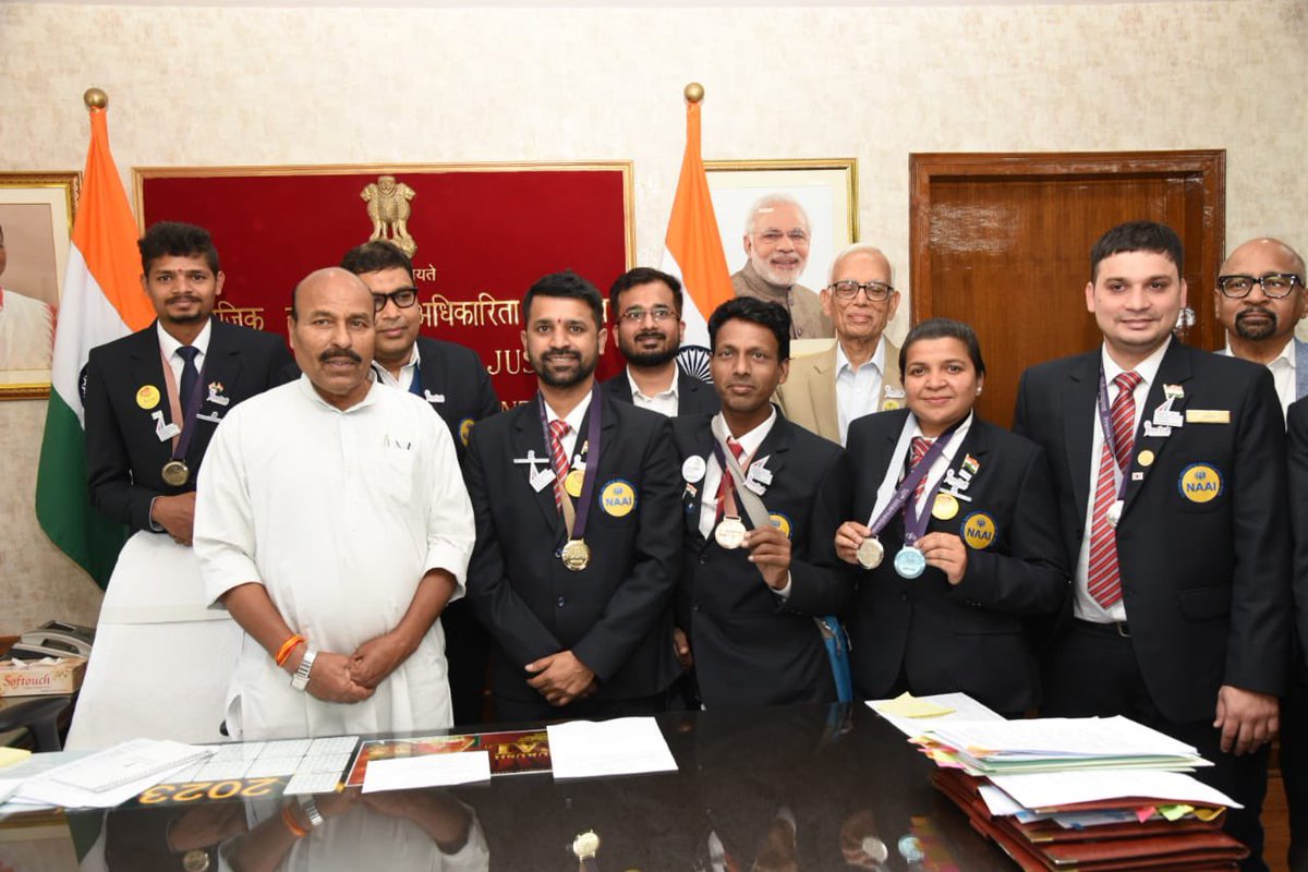 Drvirendrakum13's tweet photo. आज नई दिल्ली के शास्त्री भवन स्थित अपने कार्यालय में दिव्यांगजनों की वैश्विक कौशल प्रतियोगिता के 10वें अंतर्राष्ट्रीय एबिलिंपिक्स के 7 पदक विजेताओं से मुलाकात की। इनमें एक स्वर्ण, 2 रज��, 3 कांस्य और एक एक्सीलेंस अवार्ड के विजेता शामिल हैं।
#SashaktDivyang #SashaktBharat https://t.co/bmKvEn5qof