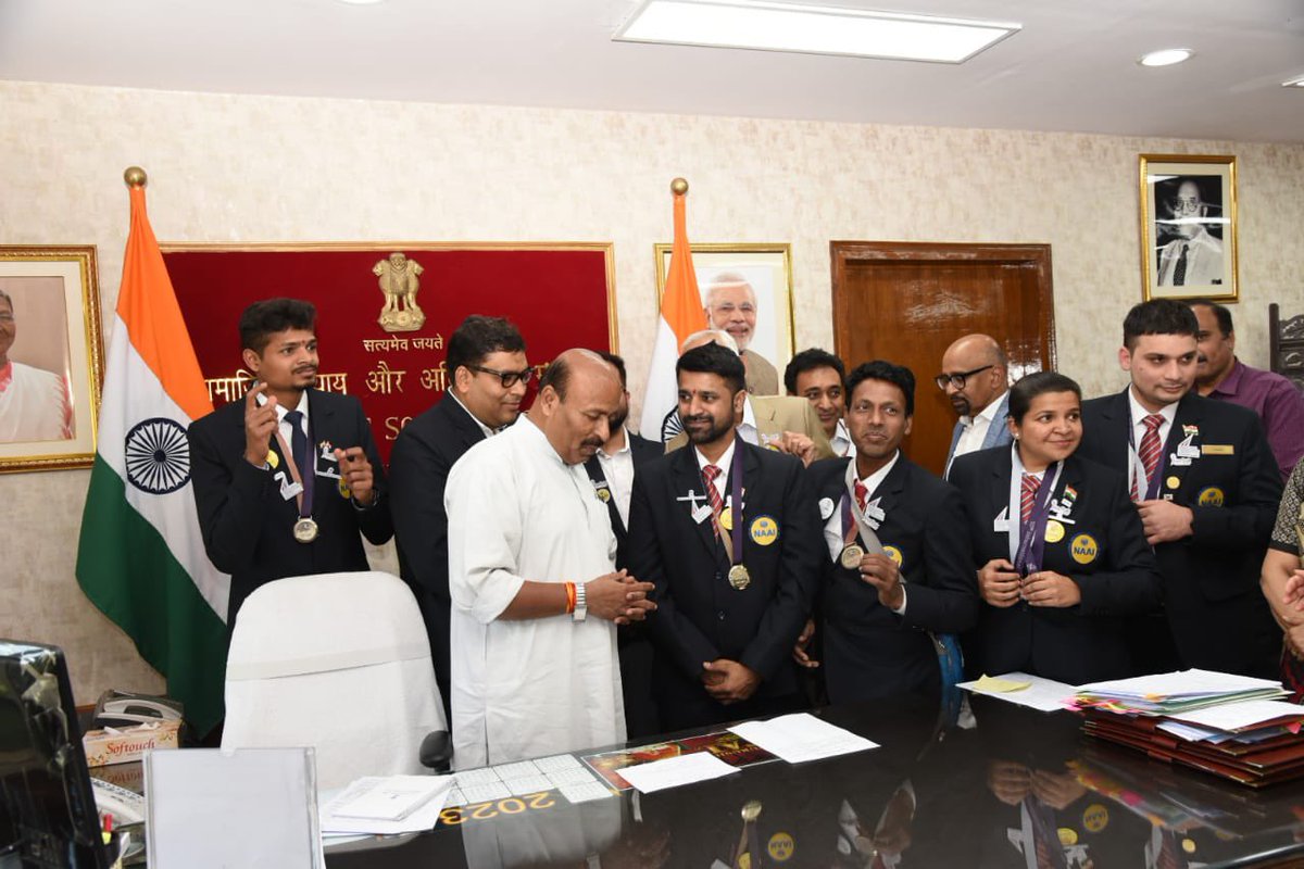 Drvirendrakum13's tweet photo. आज नई दिल्ली के शास्त्री भवन स्थित अपने कार्यालय में दिव्यांगजनों की वैश्विक कौशल प्रतियोगिता के 10वें अंतर्राष्ट्रीय एबिलिंपिक्स के 7 पदक विजेताओं से मुलाकात की। इनमें एक स्वर्ण, 2 रज��, 3 कांस्य और एक एक्सीलेंस अवार्ड के विजेता शामिल हैं।
#SashaktDivyang #SashaktBharat https://t.co/bmKvEn5qof