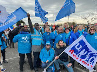 UnsaFcs's tweet photo. La Fédération Commerces et Services manifeste avec les copains de ST-Malo @UnsaFcs https://t.co/5RNYNDQaKS
