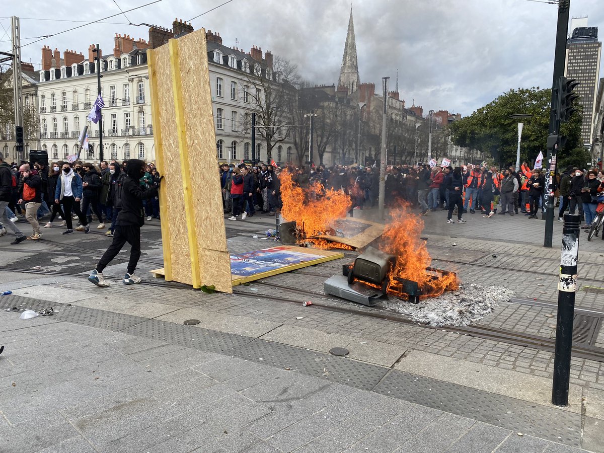 AudreyDesnos's tweet photo. Les manifestants plus violents ont réussi à mettre un feu routier à terre. 

#Nantes #reformesdesretraites #manif28mars https://t.co/Uoxbx8LP6R