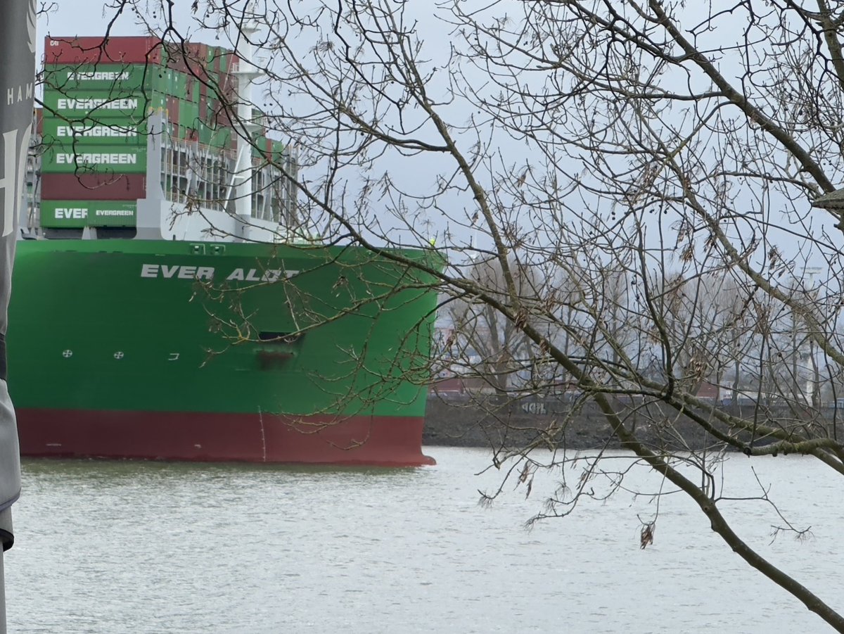 pneelmeier's tweet photo. Der Rest passt nicht aufs Bild. Sehr beeindruckend! #everalot #grösstescontainerschiffderwelt #hamburg https://t.co/epBOKFuaOO