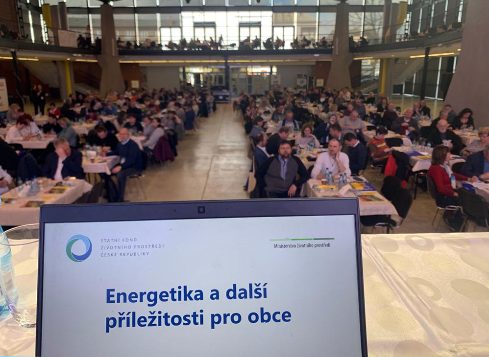 Dnes se v Olomouci koná Den malých obcí. Ředitel #SFŽP ČR <a href="/ValdmanPetr/">Petr Valdman</a> představil možnosti finančních nástrojů a zapojení dalších finančních zdrojů do dotačních programů. Další DMO bude 4. 4. v Praze✅bit.ly/3TEtm7o.
#komunitnienergetika