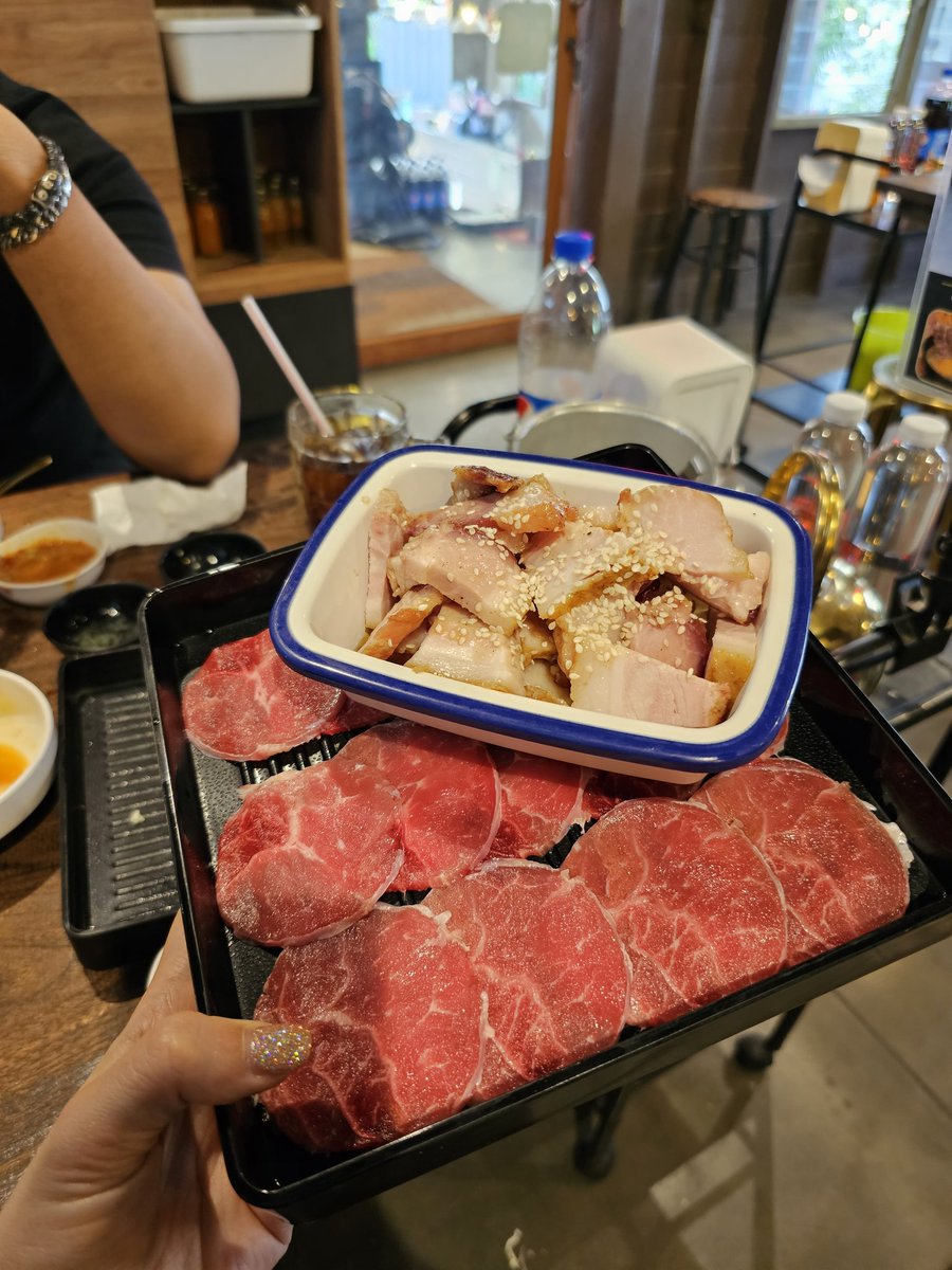 ANNii_JP_'s tweet photo. #ทองเหลืองหมูกระทะ 
เป็นหมูกระทะที่ต้องบอกว่าอร่อย...มาก
เนื้อดี 🥩 น้ำจิ้มแซบ🌶 ที่ต้องลองเบคอนรมควัน น้ำจิ้ม มีให้เลือก2แบบ ซีฟู๊ด กะ สุกี้ ส่วนของหวานมีเป็นไอติมกะทิ อันนี้นัวมากจ่ะ ไป2รอบกิน2รอบ55 ร้านนี้ไม่ใช่บุฟนะทุกคน 🫡
@aroii @aroypaidaek @Kin24hrs #อร่อยไปแดก #หมูกระทะ https://t.co/ycJD0LpRhf