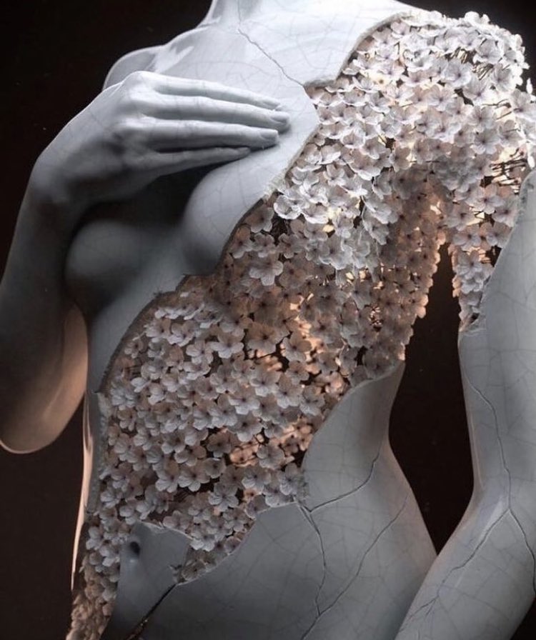outlawtvnetwrk's tweet photo. Digital sculpture of the female form rendered in flowers by @jmbihorel https://t.co/qXkbf5iEsR