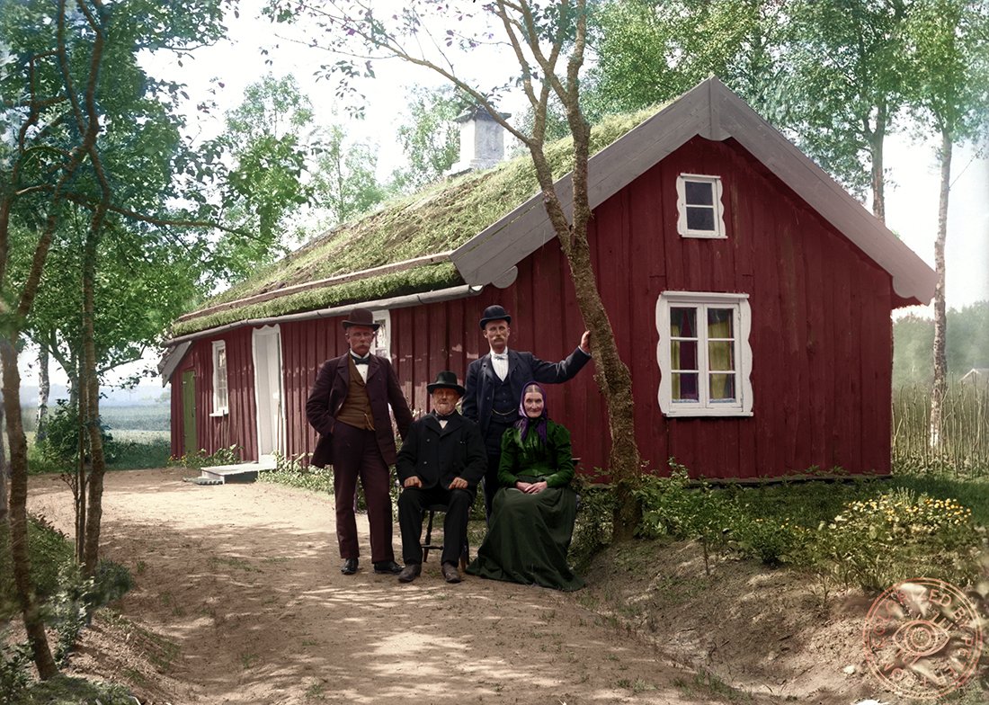 peppefrom's tweet photo. Familj framför Toketorps fattigstuga. Det rör sig om Karl Hultkvist med hustru och sönerna Karl August och Johan. Bilden är tagen 1903. #Kolorerad av mig. RT:a gärna så att fler får ta del av vår vardagshistoria. 🇸🇪❤️
#FromColoring https://t.co/oNZSvVTWvF