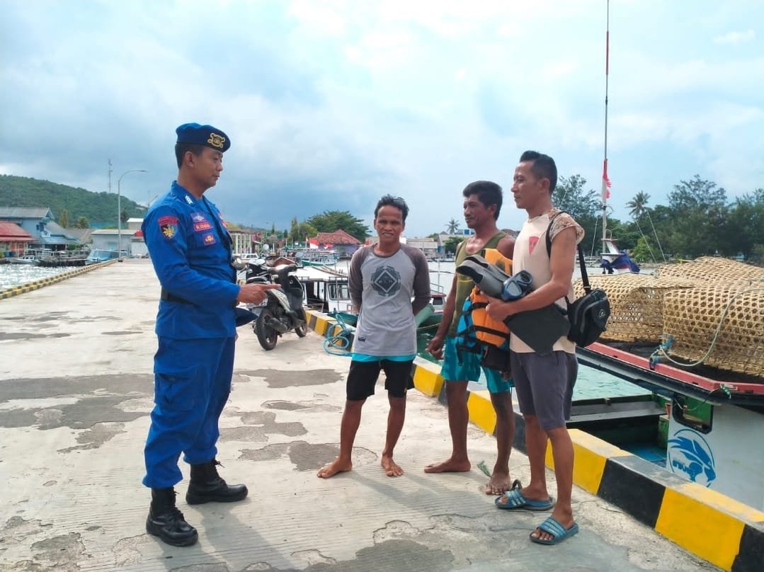 PolairJateng's tweet photo. KP IX 2008 

● Melaksankan sambang dan Bintibmas di pepabuhan lama Karimunjawa Jepara adakan giat himbauan terhadap Abk kapal nelayan Bobo dan Taur gait yang sedang  aktifitas  ,agar selalau utamkan keselamatan  pada saat aktifitas melaut, perhatikan cuaca dan selalu membawa a https://t.co/4wT6pluw8J