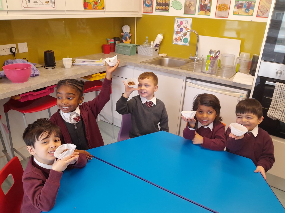 nearycohen's tweet photo. What a Sweet Task making Chocolate Rice Crispies
#busheyheath #eyfs # https://t.co/BDIQrOzNtB