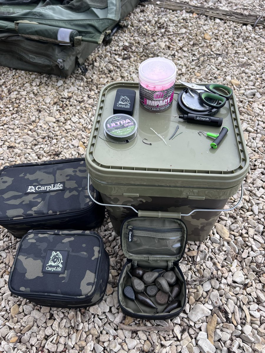CarpLifeProd's tweet photo. Sitting by the lake in the sun - making up a few rigs - can’t beat it! https://t.co/5L5ZX9WHQo
