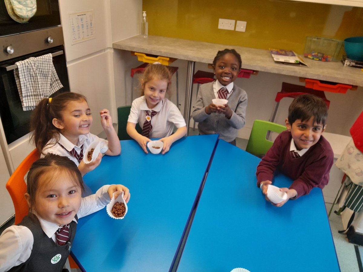 nearycohen's tweet photo. What a Sweet Task making Chocolate Rice Crispies
#busheyheath #eyfs # https://t.co/BDIQrOzNtB