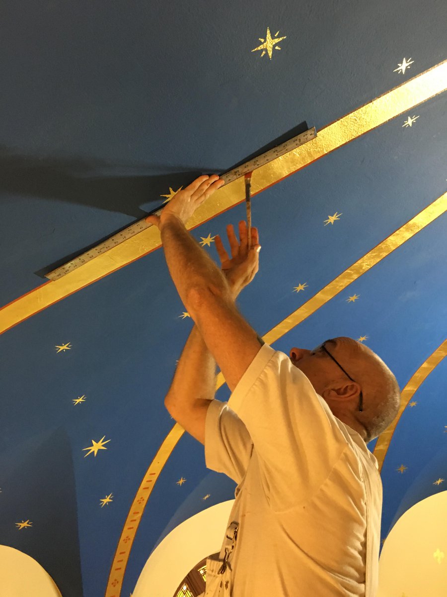 CLA_1976_'s tweet image. Striping, also known as lining, is a technique used to make long, straight painted lines. Our artisans use a special striping brush and a beveled straight edge to create lines without raised edges or drips.
#TechniqueTuesday #TermTuesday #ToolsAndTechniques #DecorativePainting