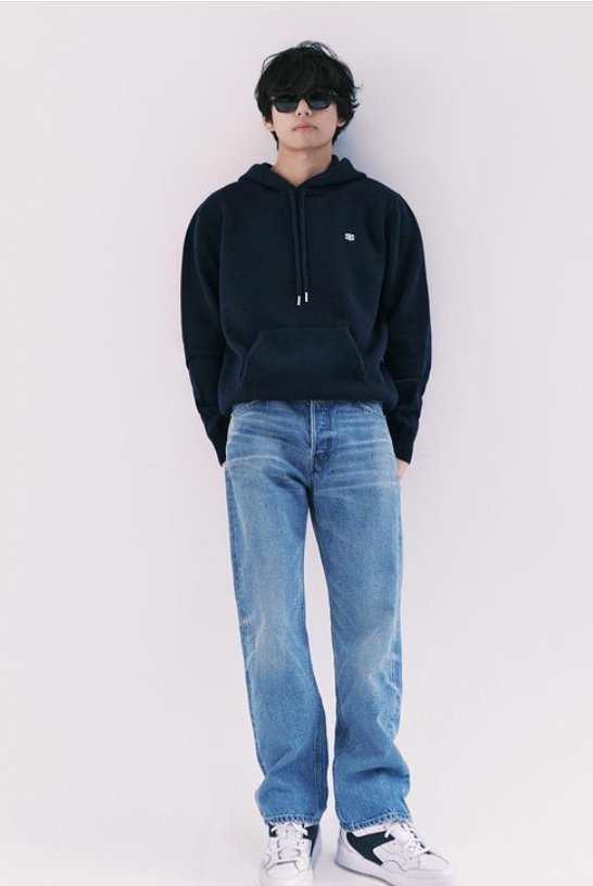 7Seven_Fates's tweet photo. CELINE V 

🤧🥀💜 #TAEHYUNGxCELINE https://t.co/58F314fYc0