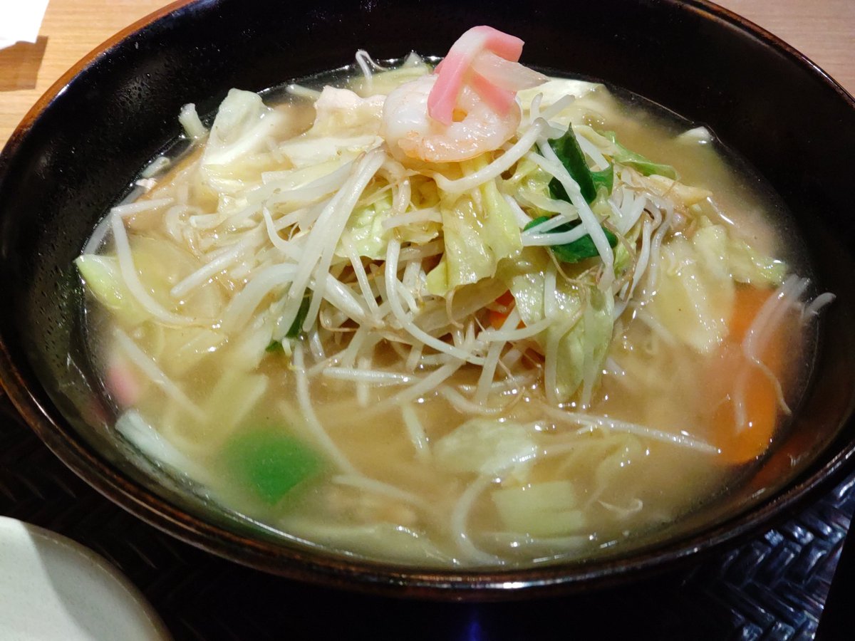 #八幡浜ちゃんぽん記念日 らしいのでこの前食べた八幡浜ちゃんぽんをば。ちなみに八幡浜は臼杵行きフェリーが6時〜9時まで無い空白の時間帯があってちょうど晩飯時なのだけど大体の店が7〜8時位に閉まる街なので予定を組む際は予め店を決めておくといいです。 