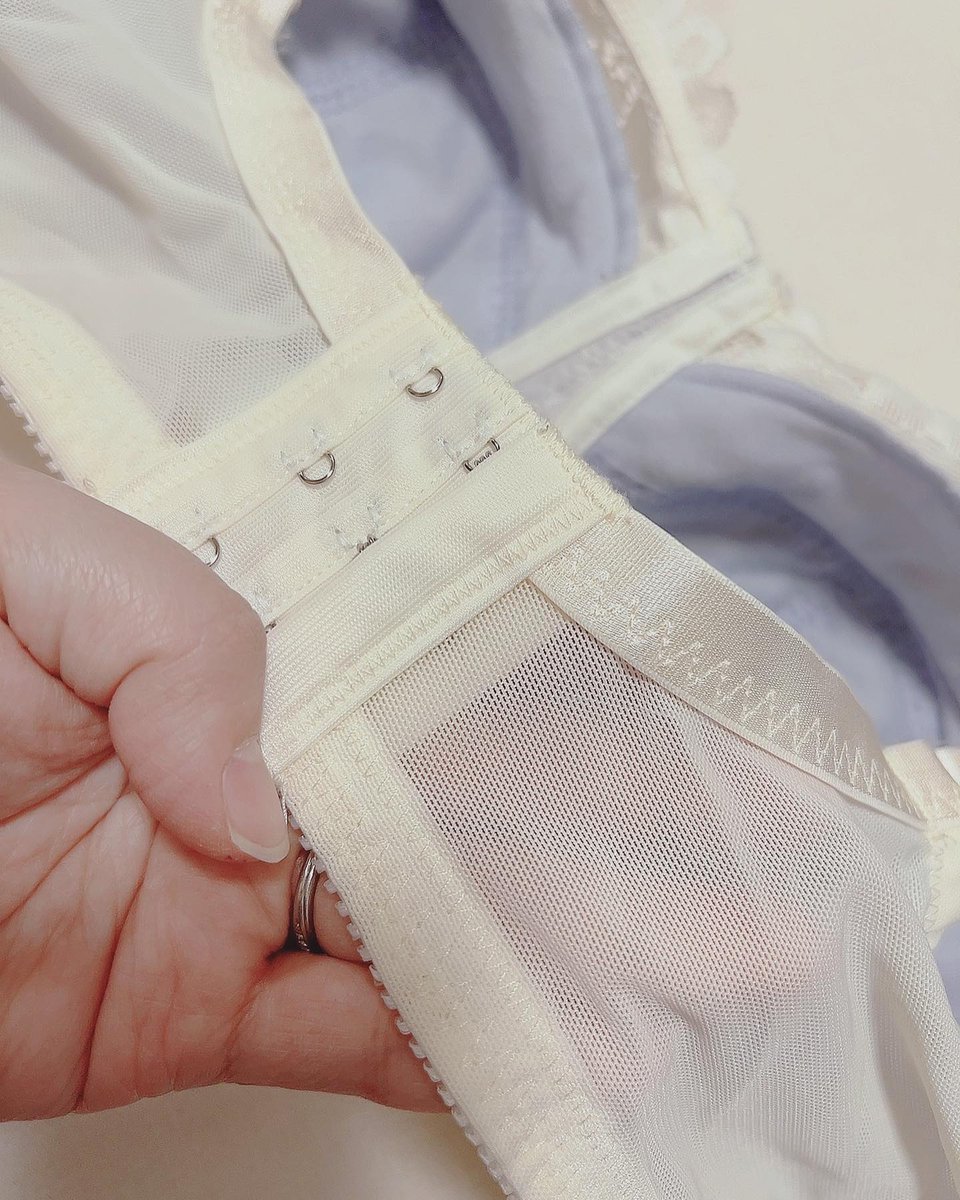 ニッセングラマーさんの商品の紹介です♡

トリンプ×ニッセンの共同開発されたノンワイヤーフルカップブラです✨

A70～G110の幅広いサイズ展開
クリームとダークグレーの2色

私はF85のクリームをモニターさせて頂… instagram.com/p/CqSiYjIyZMg/