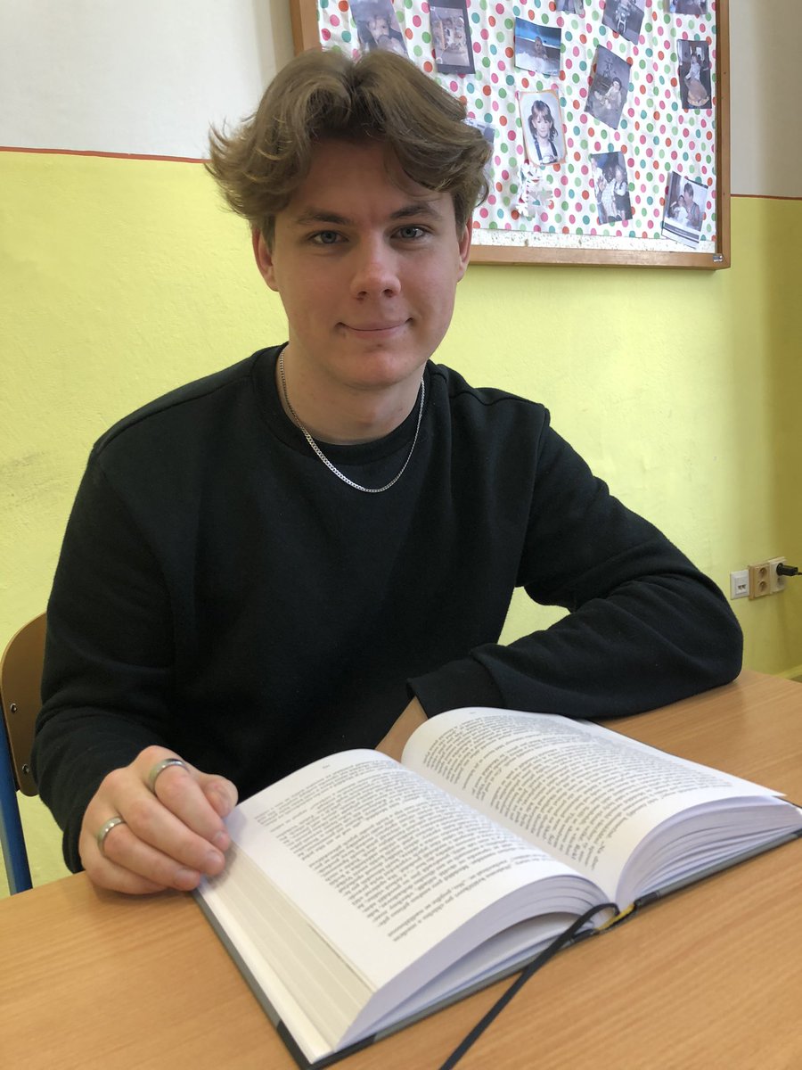 ci_lius's tweet photo. Někdy je důležité se pozastavit nad svými problémy a začíst se do nějakého toho fantazijního díla!📖🤔
#classic #miguel #smile4thecam #f4f #nádhernýprožitek #úsměv #život #tuesdayvibe https://t.co/lab6cJJbU6