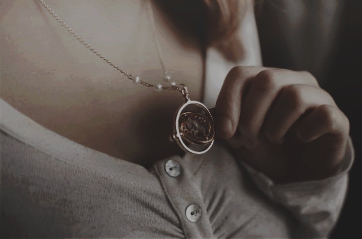 ❛ He looks at her and sees a S.P.E.W pin. He sees a pile of books at the table in the back of the library. He sees a punch to the face and brilliance. 𝐇𝐞 𝐬𝐞𝐞𝐬 𝐰𝐨𝐫𝐫𝐢𝐞𝐝 𝐞𝐲𝐞𝐬 𝐢𝐧 𝐬𝐢𝐱𝐭𝐡 𝐲𝐞𝐚𝐫 𝐚𝐧𝐝 𝐚 𝐩𝐞𝐫𝐢𝐰𝐢𝐧𝐤𝐥𝐞 𝐝𝐫𝐞𝐬𝐬. ❜