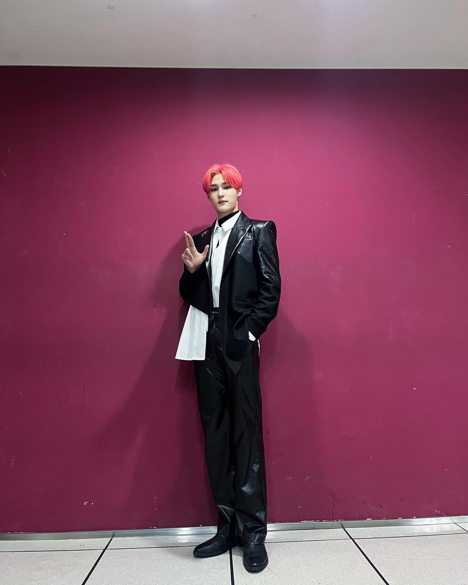 tanphotobook's tweet photo. [ INSTAGRAM ]

[#TAiry] 🖤 vs 💖

#TAN #티에이엔
#태훈 #TAEHOON https://t.co/V4NqUWH0jB