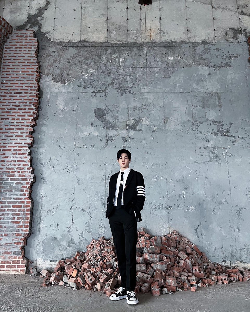 tanphotobook's tweet photo. [ INSTAGRAM ]

[#TAiry] 🖤 vs 💖

#TAN #티에이엔
#태훈 #TAEHOON https://t.co/V4NqUWH0jB