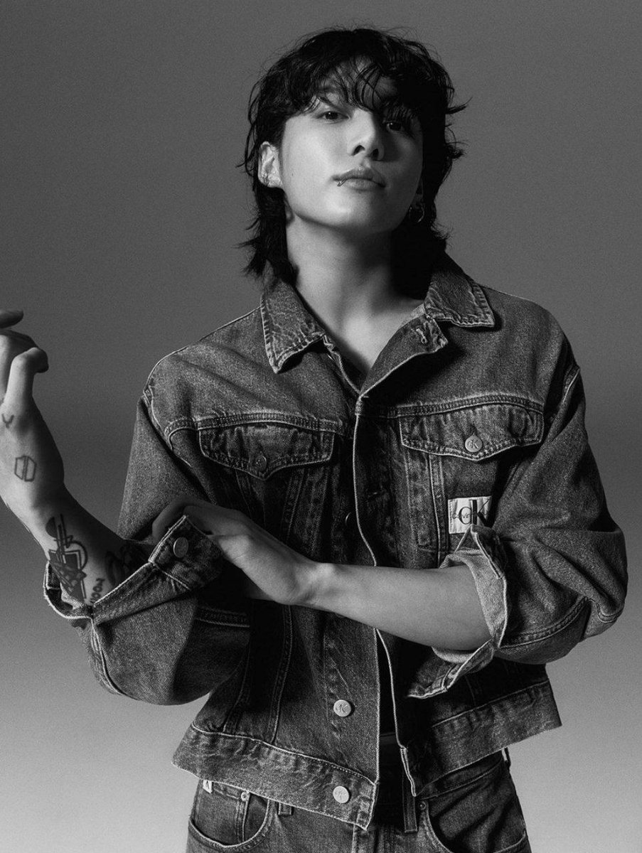 Wearetheproof7's tweet photo. Jungkook X Calvin Klein ❤️‍🔥❤️‍🔥
The Official Photos ❤️
@bts_bighit @CalvinKlein 
#JUNGKOOK #JUNGKOOKxCALVINKLEIN https://t.co/m92bQKPlhp