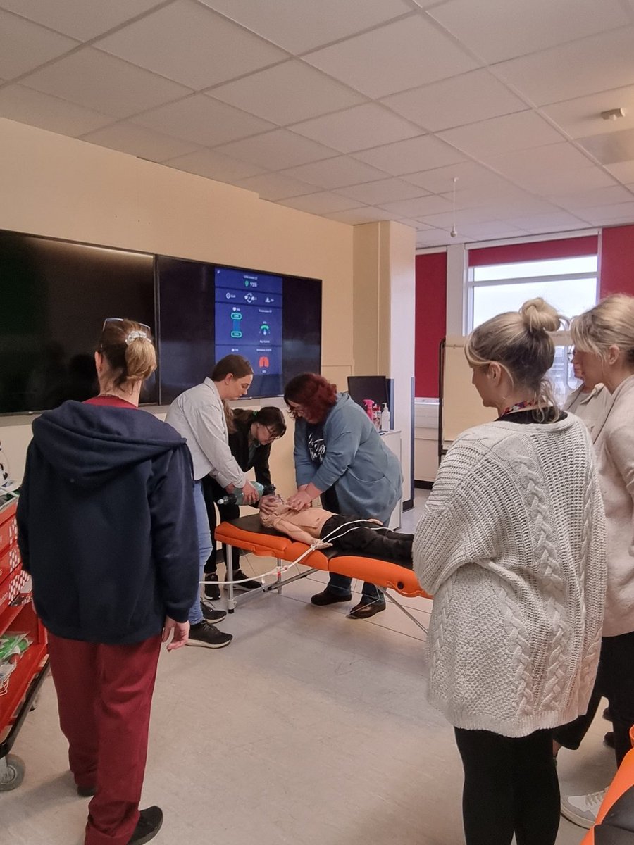 LTHPaedResus's tweet image. Some of our amazing nurses undertaking their Annual Professional Education (APE) with resus officer @KarenHemingway7 in the Education Centre here in Martin wing @Leeds_Childrens we work closely with the Paed Nurse Educators to ensure trust training is up to date! 🫀
#paedresus