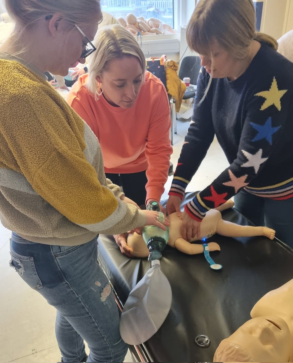 LTHPaedResus's tweet image. Some of our amazing nurses undertaking their Annual Professional Education (APE) with resus officer @KarenHemingway7 in the Education Centre here in Martin wing @Leeds_Childrens we work closely with the Paed Nurse Educators to ensure trust training is up to date! 🫀
#paedresus