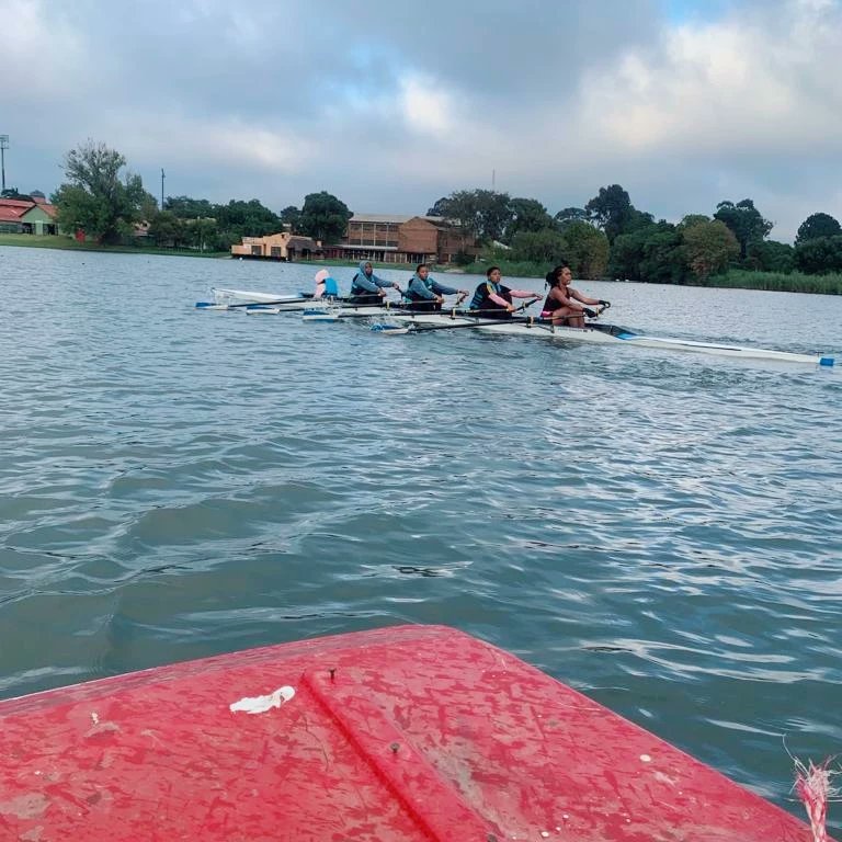 FuniMdesigns's tweet photo. DAY 2 OF LEARN TO ROW
PREPS FOR SA NATIONALS
Teams have finally sattled in at Wemmer Pan.
Teams:
Mpumalanga
North west
Kwazulu Natal.
#TeachingtheNATIONtoROW @RowingRSA @SA_NLC @zizikodwa @SAsportspress @SPORTandREC_RSA https://t.co/0bu48hDY8t