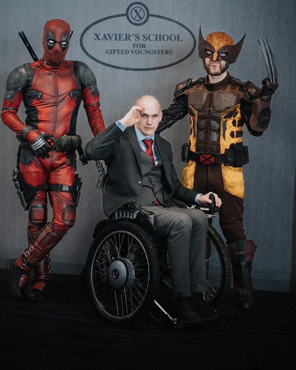 Davepool_uk's tweet photo. Good to get a school reunion picture #Deadpool3 #xmenmovie #RyanReynolds #hughjackman #marvelstudios #robliefeld #Wolverine #wolverineanddeadpool #marvelcosplay @robertliefeld @MarvelStudios @Marvel @RealHughJackman @VancityReynolds https://t.co/YiHzefRKa4