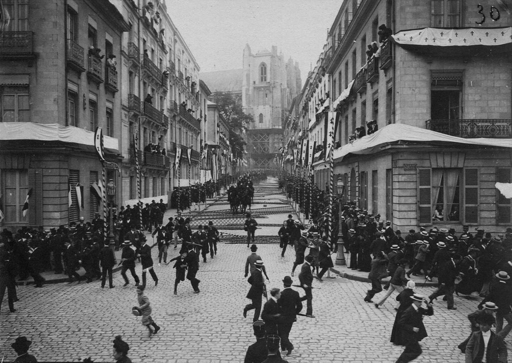 #Nantes, 1903, les dragons à cheval chargent les manifestants !