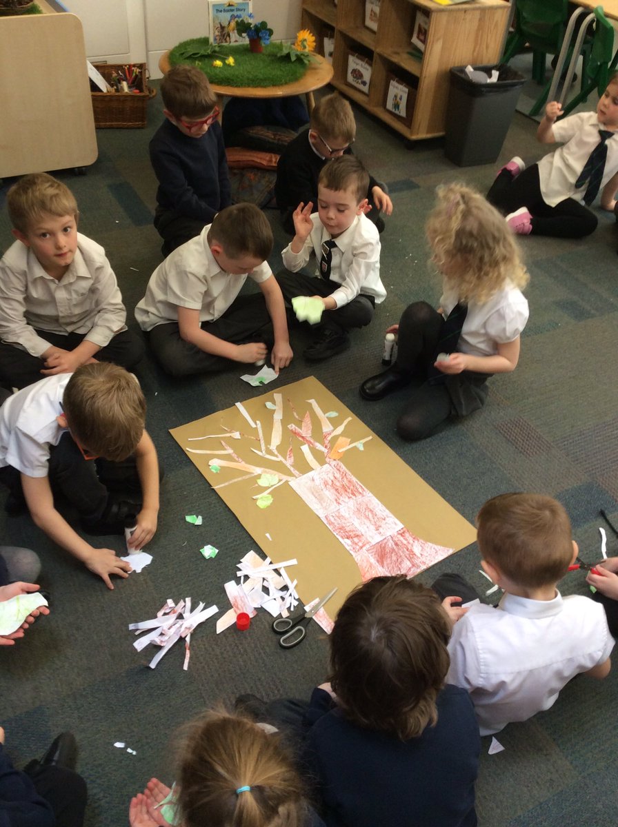 asaleavers28's tweet photo. Using our science knowledge of plants and trees, we have worked collaboratively today to create a collage using the different textures collected from our leaf and bark rubbings. 🌲🌷🌹🌸#ASAscience https://t.co/3u6AtS3Jc4