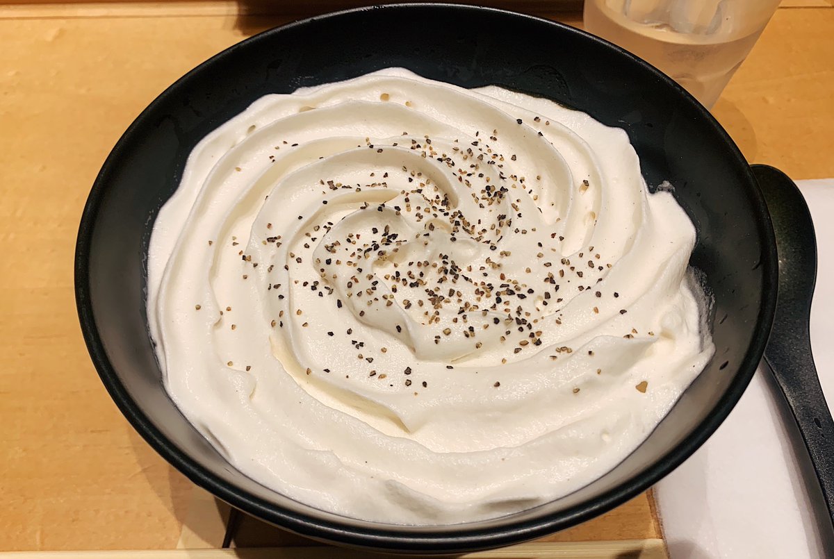 muni_gurume's tweet image. 【初代】
@東京:恵比寿駅から徒歩4分
全身真っ白なカレーうどんを食べられるお店。
白スープの正体はジャガイモをペーストしたもので、クリーミーな味わいと口どけ滑らかなムースの食感がたまらない!
中に隠れているカレーうどんとの相性は意外なくらい抜群です🍛