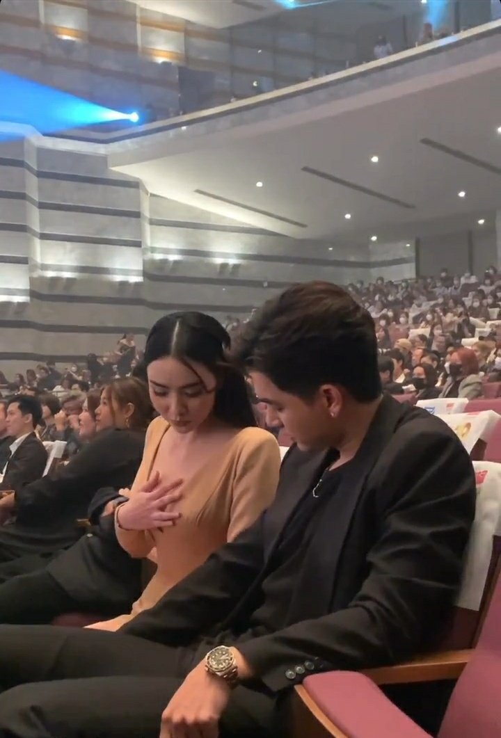TeAmoKM0708's tweet photo. You wanna cover it man? 👀💕:) as usual huh? 

#คมชัดลึกอวอร์ด19xเข้มมุก
#เข้มมุก https://t.co/zk05Exs9jG