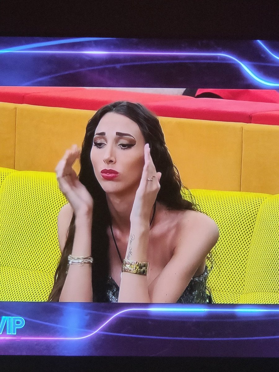 Prettyrys's tweet photo. Streghe malefiche, spero che abbiate abbastanza medicine per farcela fino a lunedì.  Nessun sonno per i malvagi. Adiós #GFvip https://t.co/uYIbpTa8Uy