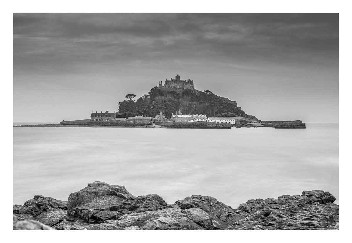 EasthamPhoto's tweet image. Back from Cornwall after a weekend of very mixed weather, Saturday at #stmichealsmount was windy, overcast and hazy. This was the best I could salvage.
@nationaltrust @ThePhotoHour @StormHour @VisitCornwall