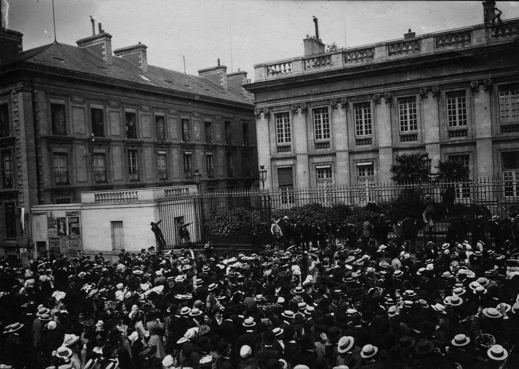 #Nantes, 1903, les manifestants longent la préfecture.