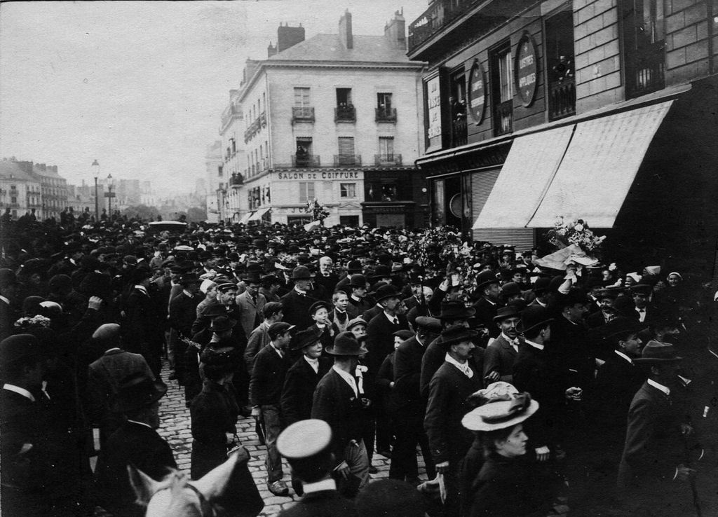 #Nantes, 1903. Les manifestants au niveau de l'hôtel La Pérouse aujourd'hui (cours des 50 otages).