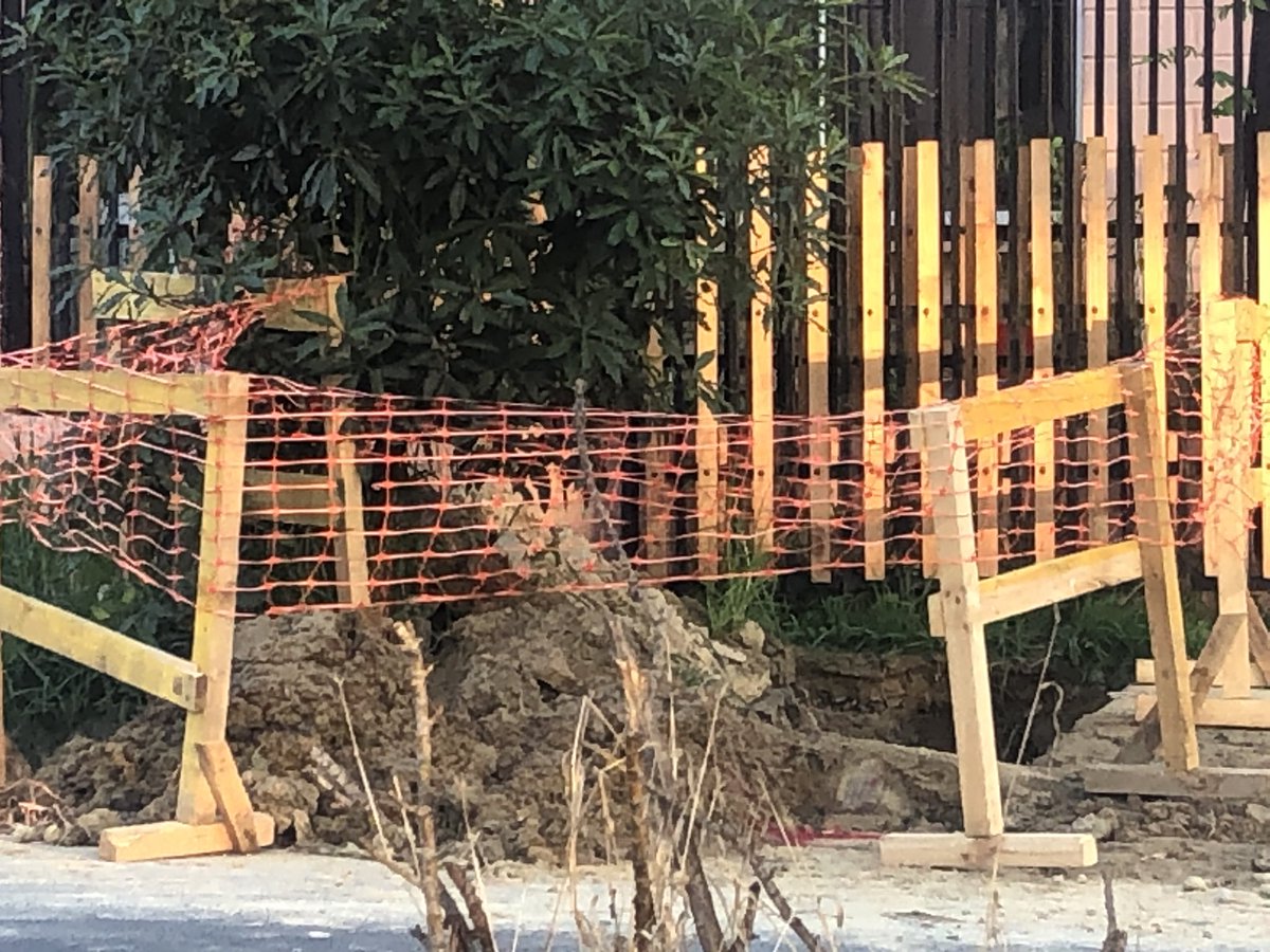 PrensaQuilpue's tweet photo. Hace más de un mes @esval_chile tiene ese hoyo en Los Pinos, filtrando agua https://t.co/QiQI5Xbiip
