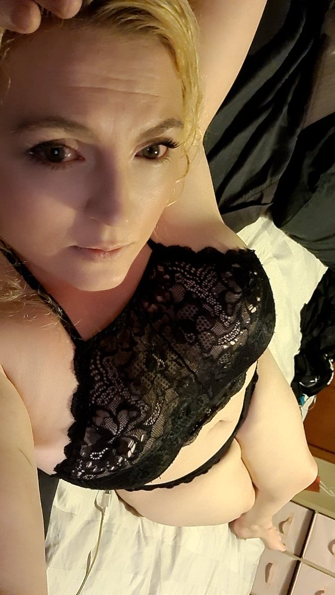 GizmoGremerly's tweet photo. Very board 

Come have some fun with me on my onlyfans 😘 https://t.co/1lGSh1sXOP