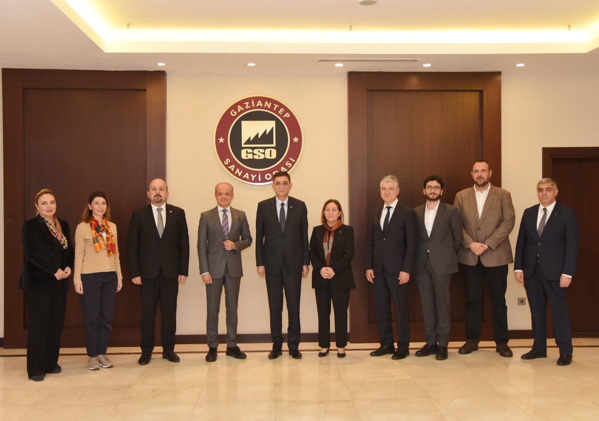 Odamıza ziyarette bulunan Siemens Türkiye Yönetim Kurulu Başkanı ve CEO'su Dr. Hüseyin Gelis ve beraberindeki heyet ile,  şehrimiz ekonomisi, çalışmalarımız ve iş birliği imkanları hakkında istişarelerde bulunduk.

Nazik ziyaretleri için teşekkür ediyorum.<a href="/TOBBiletisim/">TOBB</a>