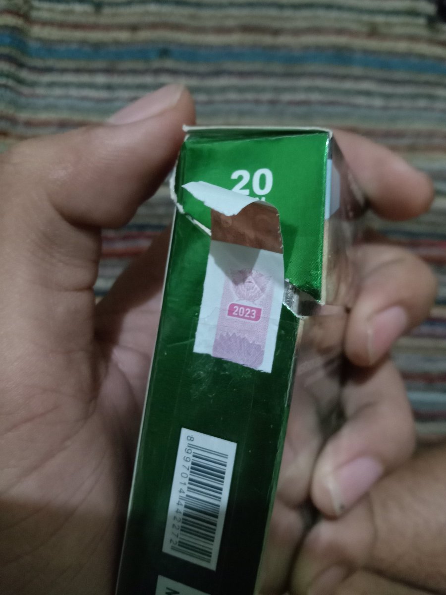 Parashitt1's tweet photo. Halo, gw baru nemuin lagi nih rokok kaya gini wkwkwk... Kali ini di bandung, beli di warung deket kosan https://t.co/gT1AsUafLu