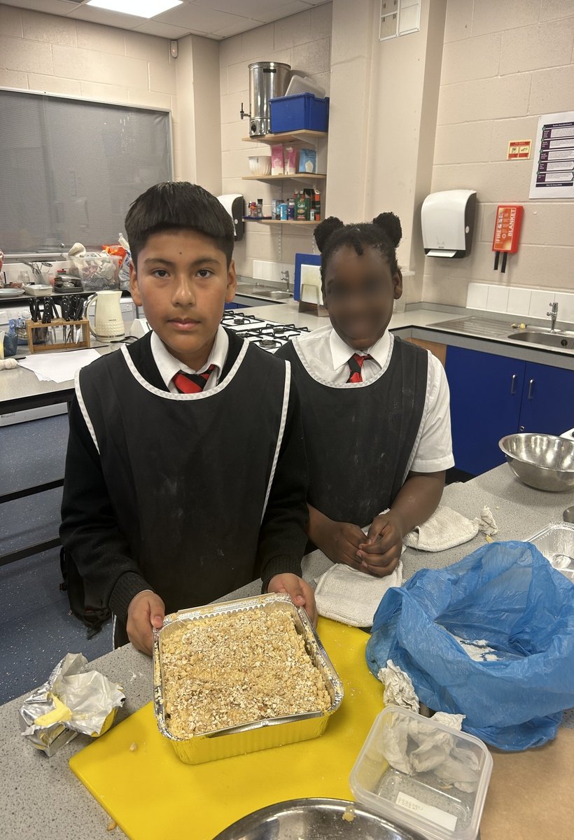 DeptfordGreen's tweet photo. #LetsGetReadyToCrumble! Sweet aromas were oozing from the #foodtech suite this morning after Y7 made these delicious looking crumbles! #scrumptious #yummy #ExploreDreamDiscover #deptford #lewisham https://t.co/1bpT6k8akH