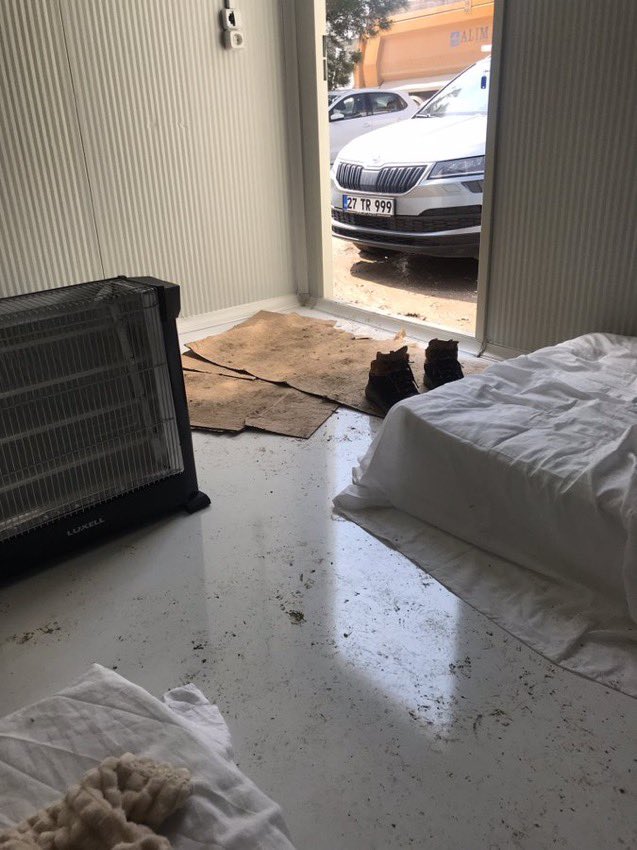 Sayın bakanım <a href="/drfahrettinkoca/">Dr. Fahrettin Koca</a> 

Bakın OHAL bölgelerinde zorunlu hizmete atanan meslektaşlarıma eziyet ediyorsunuz.

Su yok, WC yok, Duş yok. Kalacak yer yok.
Ailelerini götüremiyor insanlar.
550-600 gün böyle çalışılmaz.

SÜREYİ KISALTIN!