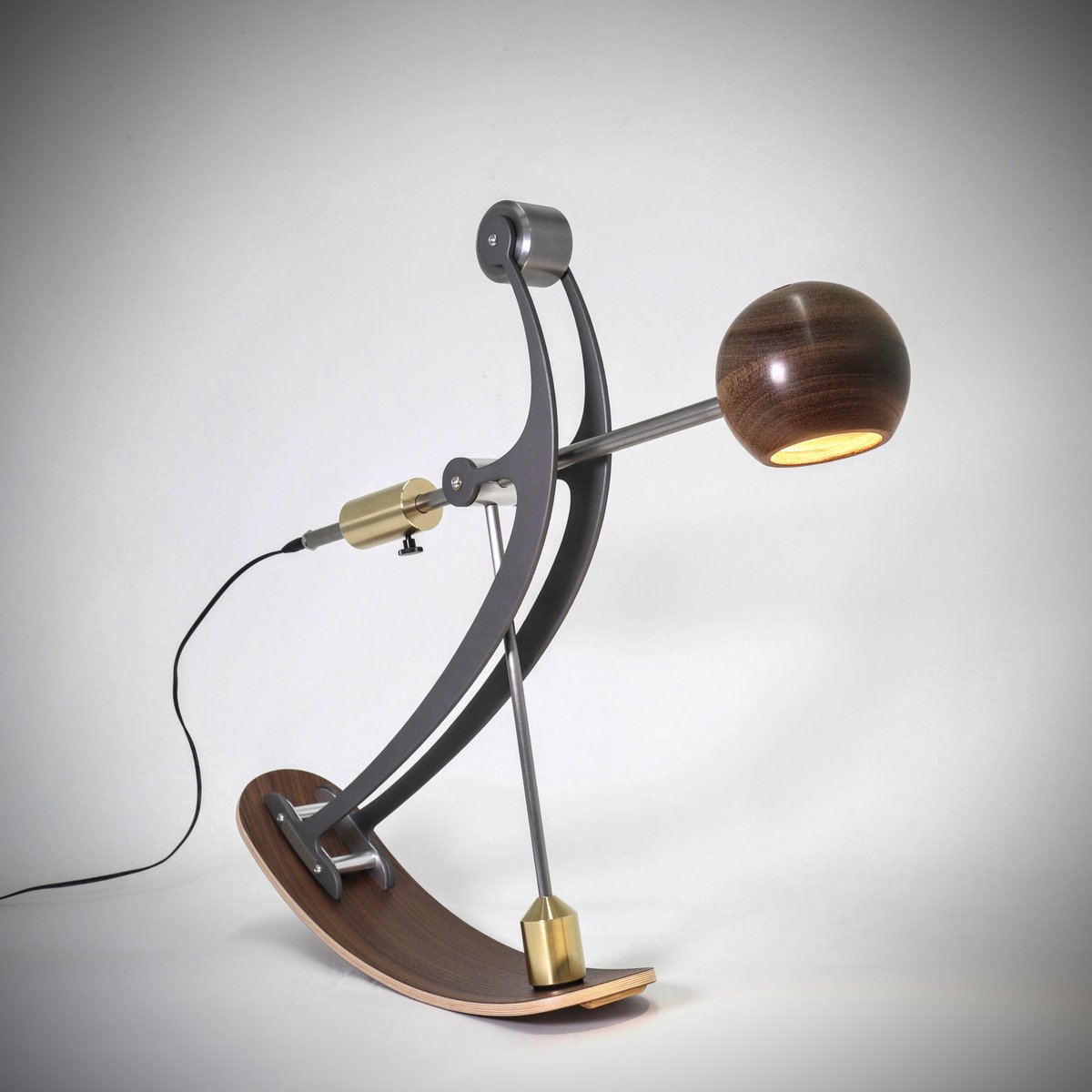 BLOTTWORKS's tweet image. Finally got round to making a walnut variation Balance lamp. I'm really chuffed with it. Extra classy.
The originals use beechwood for the spherical shades and quarter sawn oak veneer over birch ply for the rockers.
#walnut #walnutfurniture #woods #desklamps #cooldesklamps #lamps