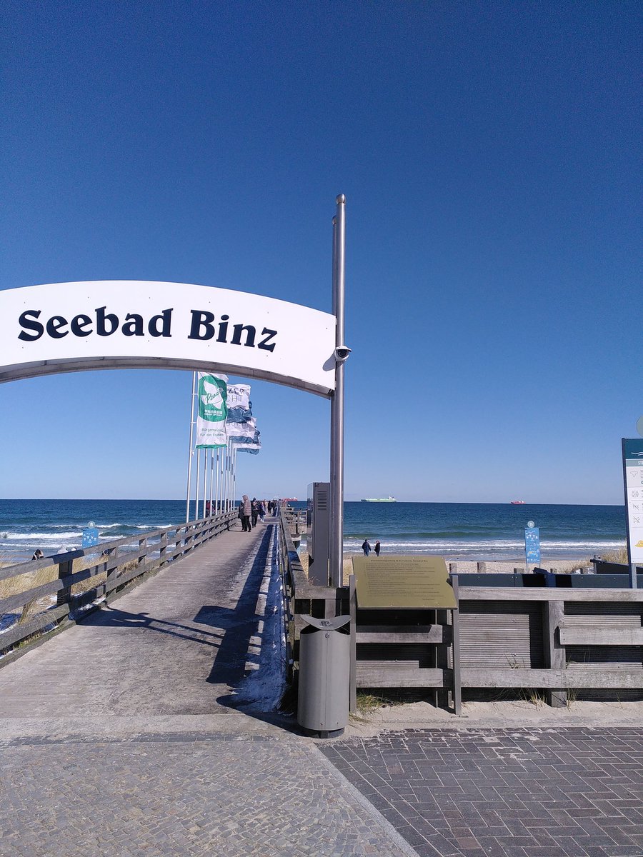Grüße aus dem #SeebadBinz auf #Rügen. Die ersten #LNG-Tanker sind schon da. Doch das ist nur ein Vorgeschmack - bald soll hier das größte Terminal Europas für #Fracking-Gas entstehen. Eine Katastrophe für Natur &amp; Urlaubsidylle. Wir wehren uns mit den Menschen vor Ort dagegen.