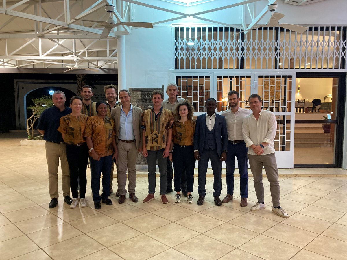 AmbaFrGuinee's tweet photo. 🇬🇳🇫🇷 Le 23 mars, @PlasticOdyssey et son partenaire guinéen BGS Recyplast ont été reçus par l'Ambassadeur à la Résidence de France pour faire un point sur leur programme de promotion de l’#entrepreneuriatsocial et leur technologie innovante de #traitementdesdéchets plastiques. https://t.co/DNLpistV1m